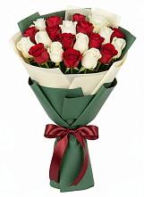 Букет Микс из красных и белых роз в Сольцах