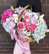 Композиция солнечный день в Сольцах Цветочная композиция из Розы, Хризантемы, Пионы и Лизиантусы в корзине в Сольцах