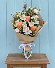 Букет цветов из:  Альстромерии, Лизиантусы, Розы и Хризантемы в Сольцах