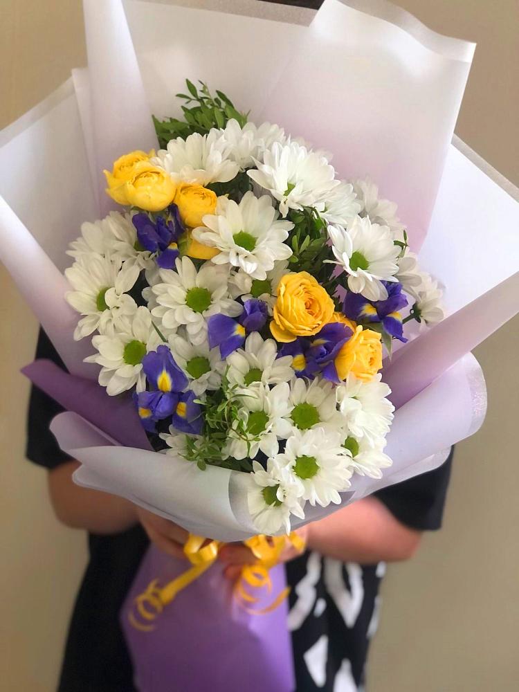 Букет цветов из: Ирисы, Хризантемы и Розы в Сольцах