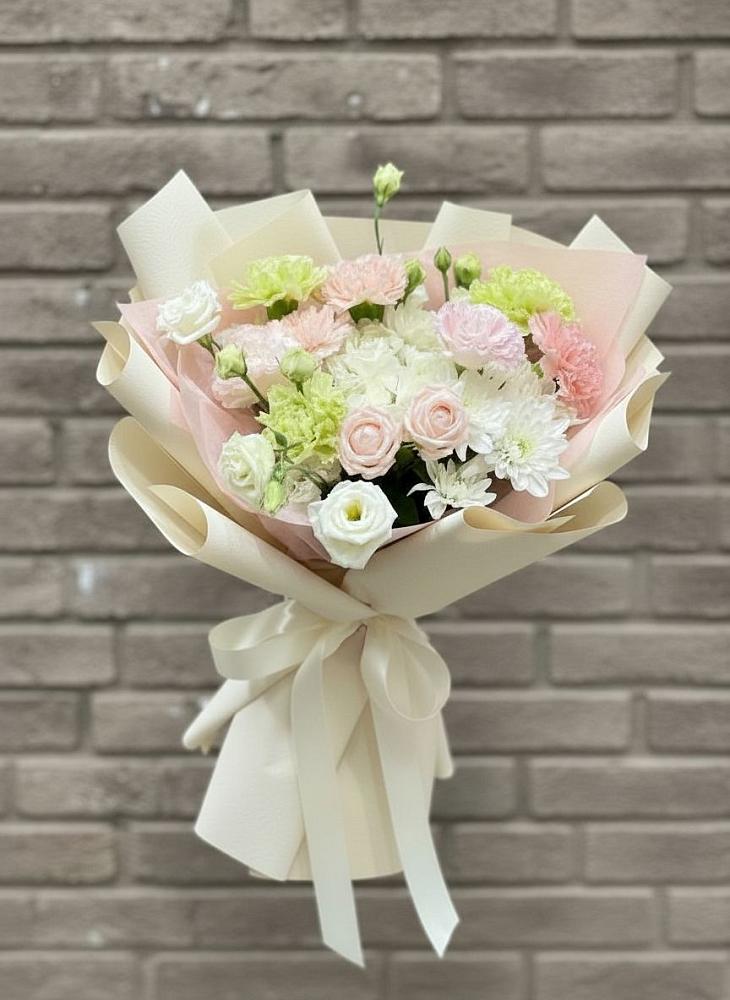 Букет цветов из: Гвоздики, Розы, Лизиантусы и Хризантемы в Сольцах