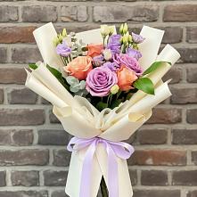 Букет цветов из:  Лизиантусы и Розы в Сольцах