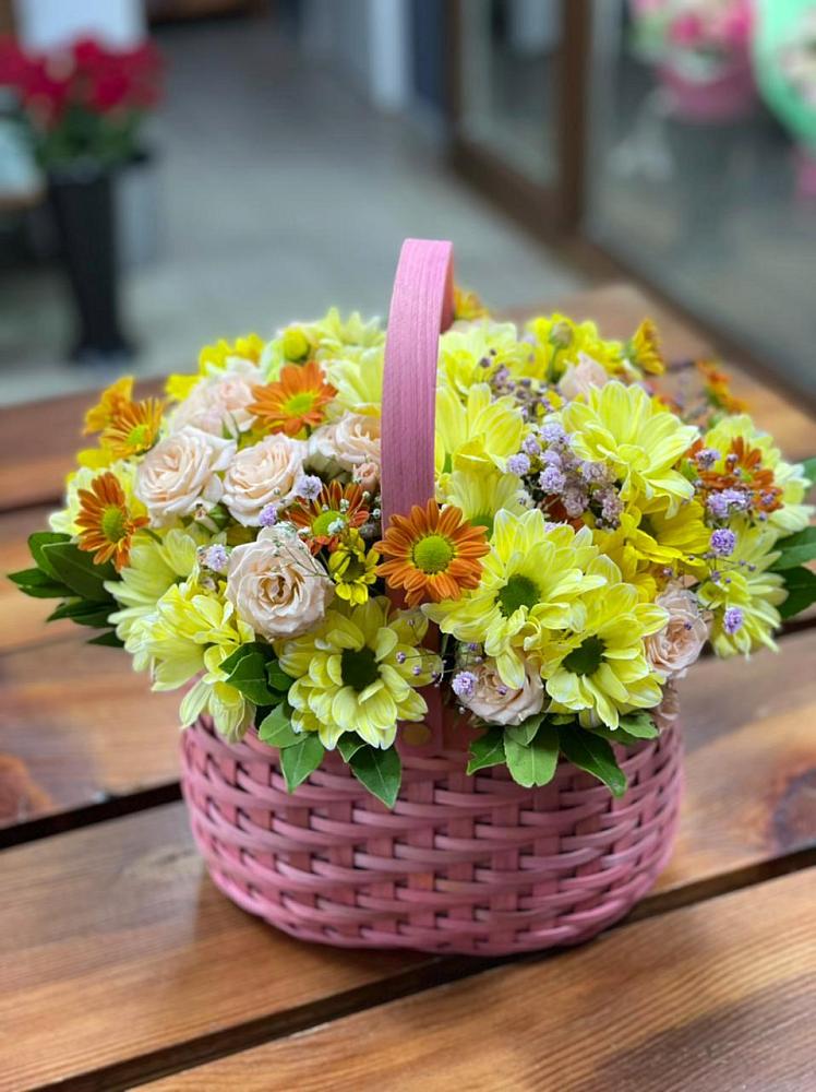Цветочная композиция из Хризантемы и Розы в корзине в Сольцах